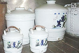 Pots used for transportation and retail purposes when HIMEIZUMI SHUZO was a sake brewery.