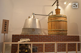 Wooden barrel distiller